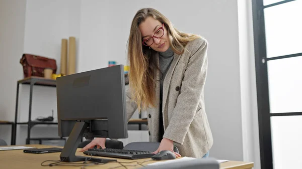 オフィスで働くコンピュータを使っている若い白人女性のビジネスワーカー — ストック写真