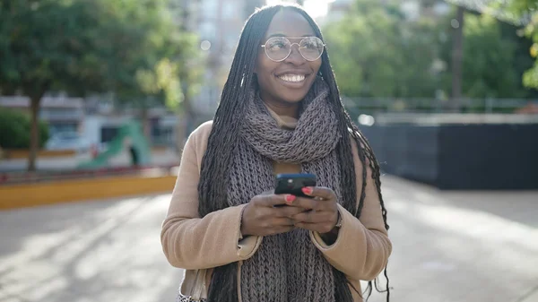 Mujer Africana Sonriendo Usando Smartphone Parque —  Fotos de Stock