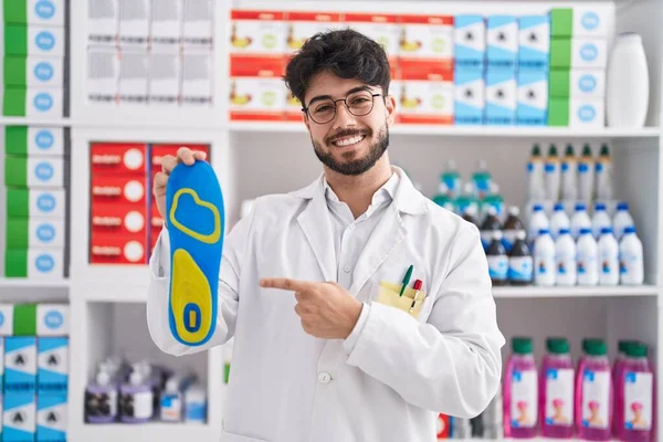 Ισπανόφωνος Άνδρας Γενειάδα Που Εργάζεται Στο Φαρμακείο Κρατώντας Εσωτερική Σόλα — Φωτογραφία Αρχείου