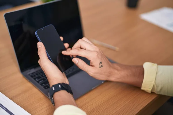 Ofiste Akıllı Telefon Laptop Kullanan Genç Bir Arap — Stok fotoğraf