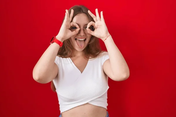 Mujer Caucásica Joven Pie Sobre Fondo Rojo Haciendo Buen Gesto —  Fotos de Stock
