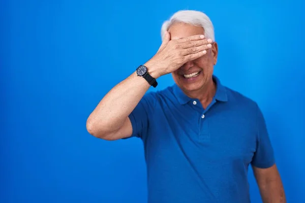 Hombre Mediana Edad Con Pelo Gris Pie Sobre Fondo Azul —  Fotos de Stock