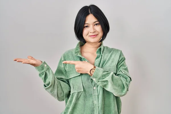 Ung Asiatisk Kvinna Står Över Vit Bakgrund Förvånad Och Ler — Stockfoto