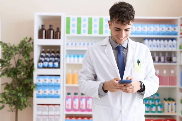 Giovane Farmacista Ispanico Utilizzando Smartphone Che Lavora Farmacia — Foto Stock