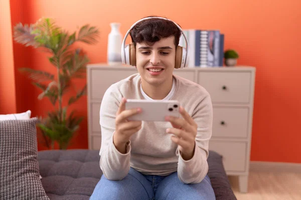 Non Binary Man Smiling Confident Playing Video Game Home — Stockfoto