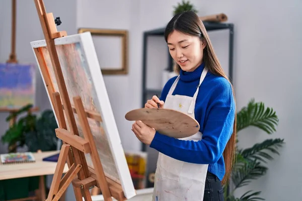 Chinese Woman Artist Smiling Confident Drawing Art Studio — Stockfoto