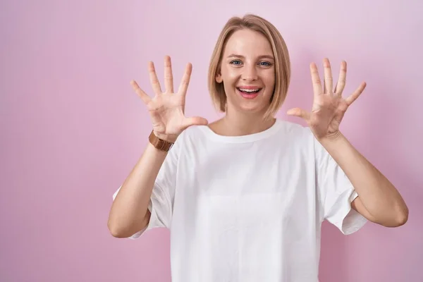 Young Caucasian Woman Standing Pink Background Showing Pointing Fingers Number — Stockfoto