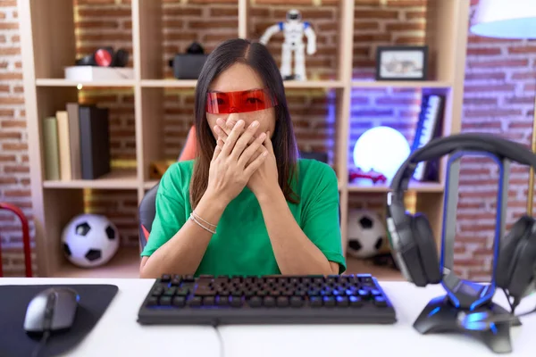 Chińska Kobieta Średnim Wieku Nosząca Okulary Rzeczywistości Wirtualnej Zszokowana Zakrywaniem — Zdjęcie stockowe