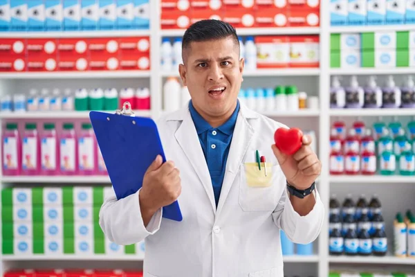 Egy Fiatal Spanyol Férfi Aki Gyógyszertárban Dolgozik Szívtelen Zavart Arckifejezéssel — Stock Fotó