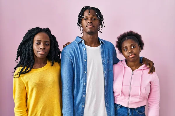 Groupe Trois Jeunes Noirs Debout Ensemble Sur Fond Rose Détendue — Photo