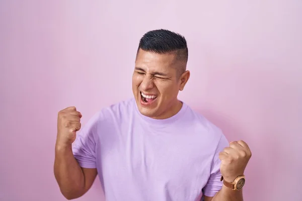 Young Hispanic Man Standing Pink Background Very Happy Excited Doing — Stock Photo, Image