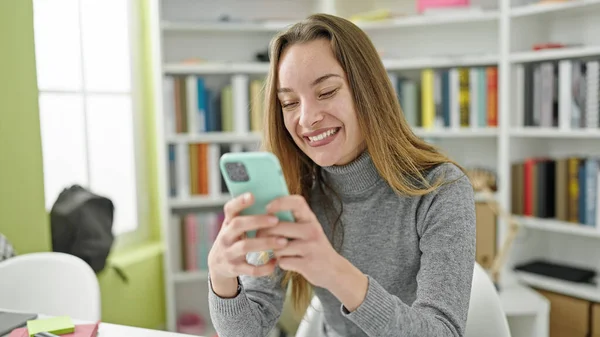 Kütüphane Üniversitesinde Akıllı Telefon Kullanan Beyaz Bir Kız Öğrenci — Stok fotoğraf