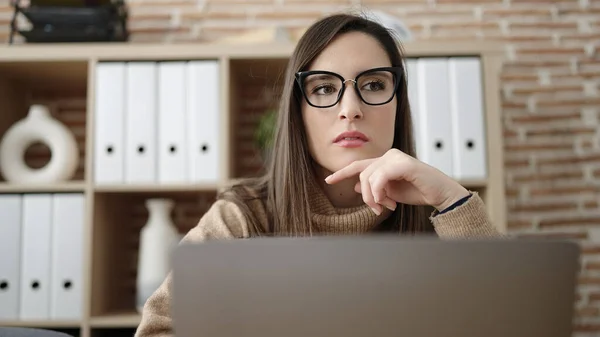 Güzel Spanyol Kadını Ofiste Ciddi Suratlı Dizüstü Bilgisayar Kullanıyor — Stok fotoğraf