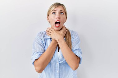 Beyaz arka planda duran güzel sarışın kadın boğularak can çekiştiği için bağırıyor ve boğuluyor. Sağlık problemi. Boğulma ve intihar konsepti. 