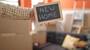 Çağrı merkezi kulaklığı takan orta yaşlı bir adam mutlu bir gülümseme ve el kaldırarak zaferi kutluyor. 