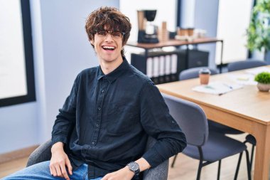 Genç İspanyol iş adamı. Ofiste kendine güveni tam bir şekilde oturuyor.