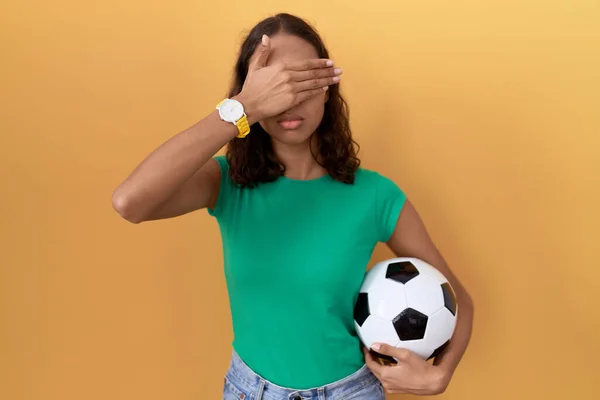 Junge Hispanische Frau Hält Ball Bedeckte Augen Mit Der Hand — Stockfoto