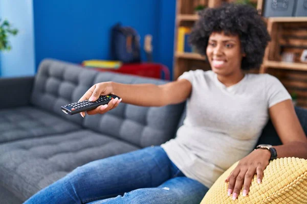 African American Woman Watching Television Sitting Sofa Home — Fotografia de Stock