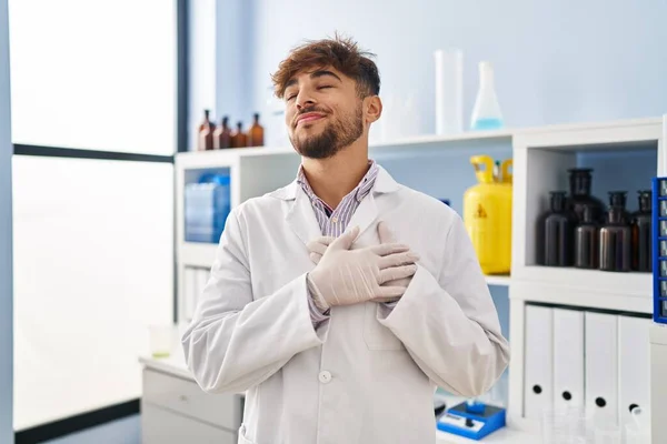 과학자 연구실에서 수염을 기르고 가슴에 웃으며 감사하는 얼굴로 감쌌다 — 스톡 사진