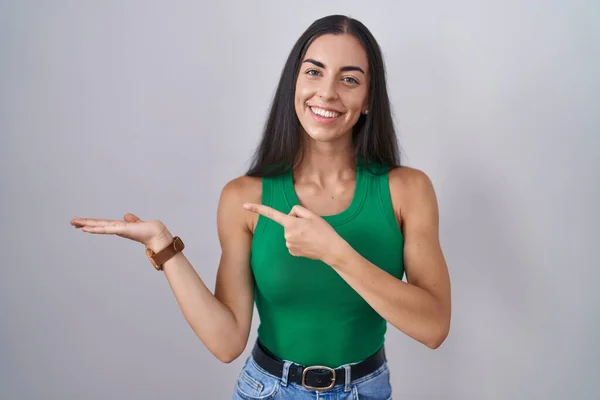 Young Woman Standing Isolated Background Amazed Smiling Camera While Presenting — Foto Stock