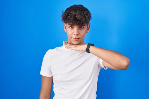 Ισπανόφωνος Έφηβος Στέκεται Πάνω Από Μπλε Φόντο Κοπή Λαιμό Χέρι — Φωτογραφία Αρχείου