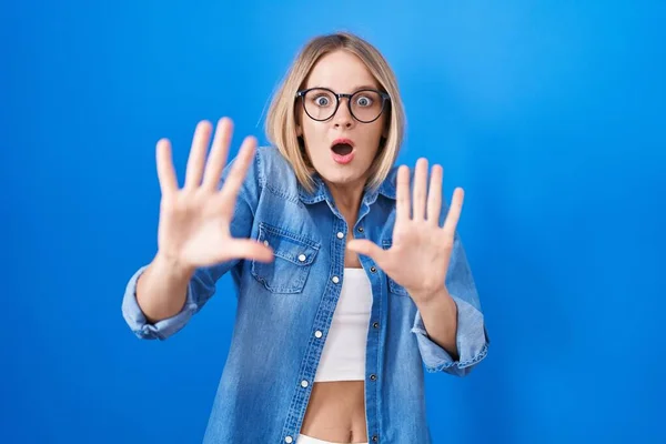 Young Caucasian Woman Standing Blue Background Afraid Terrified Fear Expression — ストック写真