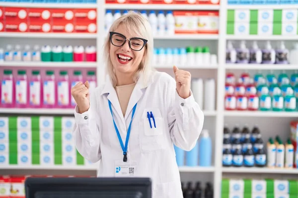 Mulher Caucasiana Jovem Trabalhando Farmácia Farmácia Muito Feliz Animado Fazendo — Fotografia de Stock