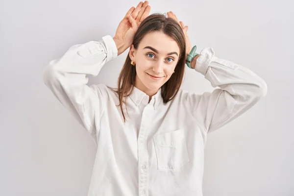 Young Caucasian Woman Standing Isolated Background Doing Bunny Ears Gesture — Stockfoto