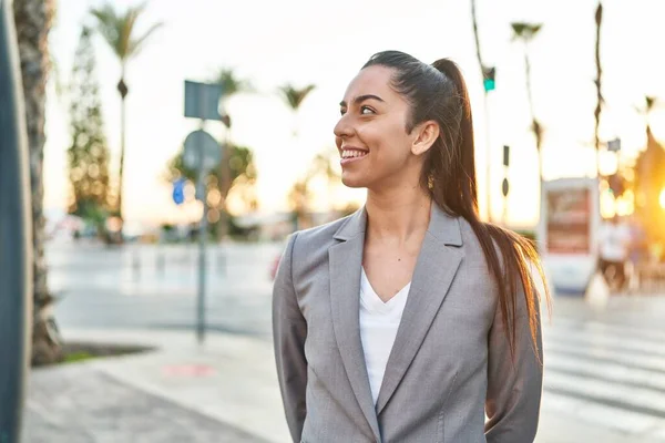 Jong Mooi Latino Vrouw Executive Glimlachen Zelfverzekerd Kijken Naar Zijkant — Stockfoto