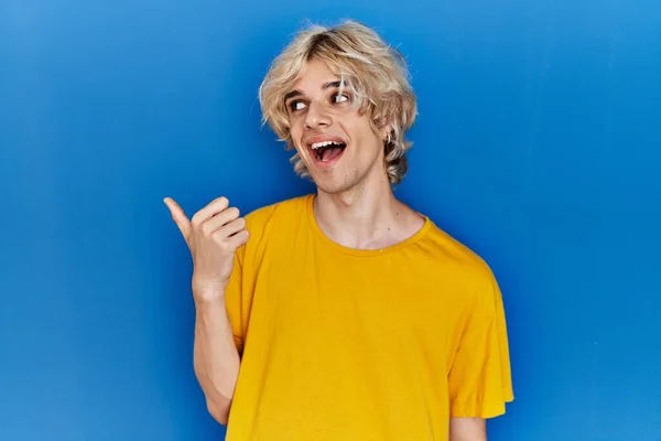 Junger Moderner Mann Steht Vor Blauem Hintergrund Lächelt Mit Glücklichem — Stockfoto