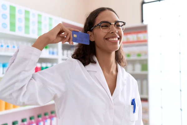 Young African American Woman Pharmacist Smiling Confident Holding Credit Card — Fotografia de Stock