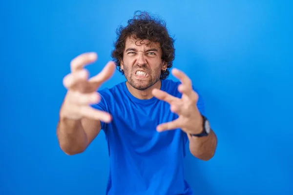 Mavi Arka Planda Duran Spanyol Genç Adam Öfkeyle Bağırıyor Elleri — Stok fotoğraf
