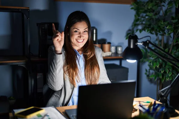 Joven Morena Que Trabaja Oficina Por Noche Señalando Con Dedo —  Fotos de Stock