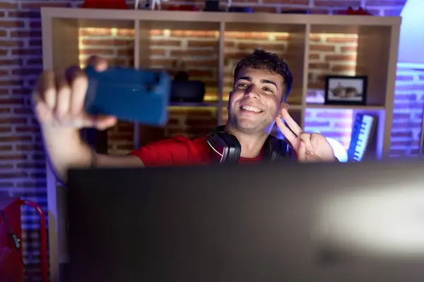 Genç Spanyol Asıllı Gülümseyen Kendine Güvenen Oyun Odasında Akıllı Telefondan — Stok fotoğraf