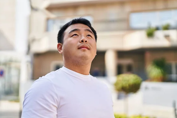 Jeune Homme Chinois Souriant Confiant Regardant Ciel Dans Rue — Photo