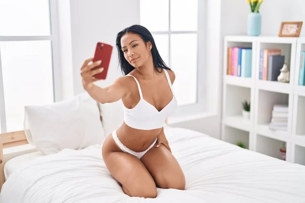 Joven Hermosa Mujer Latina Usando Lencería Hacer Selfie Por Teléfono —  Fotos de Stock
