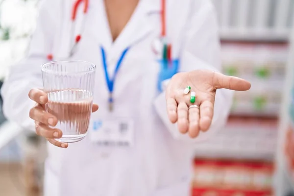 Mulher Cabelos Grisalhos Meia Idade Farmacêutica Segurando Pílulas Vidro Água — Fotografia de Stock