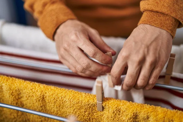 Junger Hispanischer Mann Hängt Kleidung Wäscheleine Waschküche — Stockfoto