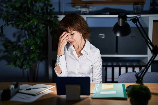 Mujer Mediana Edad Que Trabaja Oficina Por Noche Cansada Frotando —  Fotos de Stock