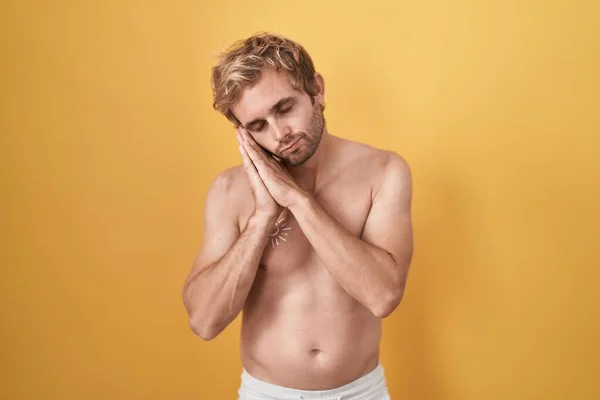Blanke Man Staat Shirtloos Het Zonnescherm Slapend Moe Dromend Poserend — Stockfoto
