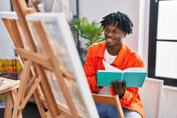 Afro Amerikalı Sanatçı Gülümsüyor Sanat Stüdyosunda Kendine Güvenen Kitap Çizimleri — Stok fotoğraf