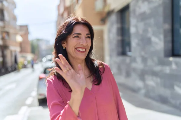 Middelbare Leeftijd Spaanse Vrouw Glimlachend Vol Vertrouwen Hallo Zeggen Met — Stockfoto