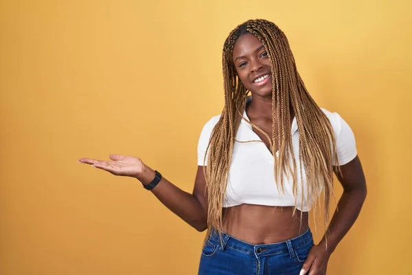 Afroamerikanerin Mit Geflochtenem Haar Steht Vor Gelbem Hintergrund Und Lächelt — Stockfoto