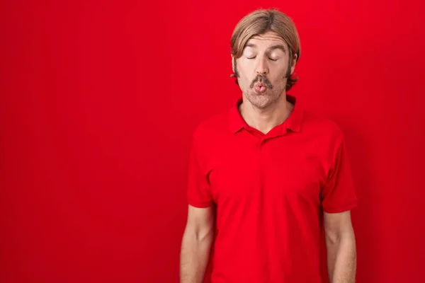 Homme Caucasien Avec Moustache Debout Sur Fond Rouge Faisant Visage — Photo