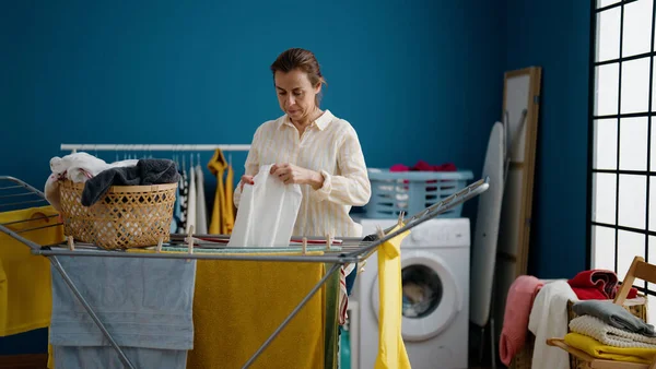 Medelåldern Latinamerikansk Kvinna Hängande Kläder Klädstreck Tvättstuga — Stockfoto