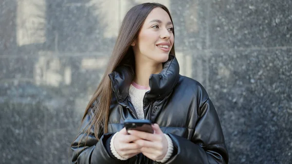Ung Smuk Spansktalende Kvinde Smilende Selvsikker Ved Hjælp Smartphone Gaden - Stock-foto