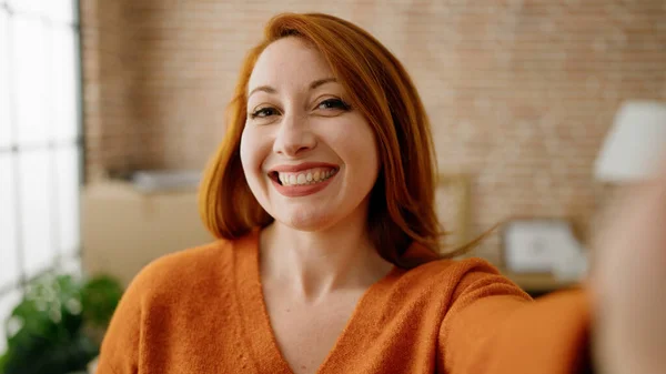 Young Redhead Woman Smiling Confident Making Selfie Camera New Home — ストック写真