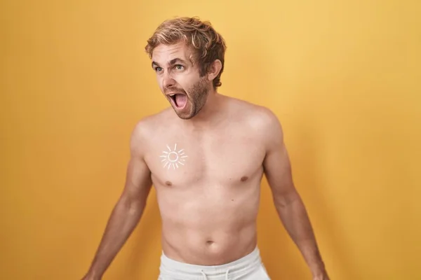 Homem Caucasiano Sem Camisa Usando Protetor Solar Irritado Louco Gritando — Fotografia de Stock