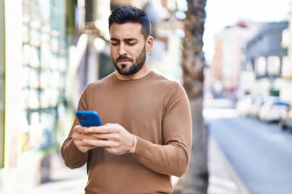 Young Hispanic Man Using Smartphone Street — Stock Photo, Image