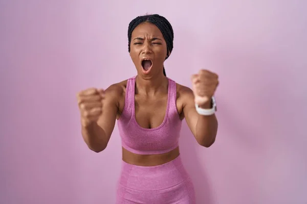 Africká Američanka Copánky Sobě Sportovní Oblečení Přes Růžové Pozadí Naštvaná — Stock fotografie